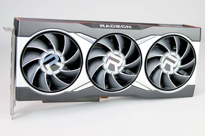 Radeon RX 6900 XT公板卡的设计相当中规中矩，其它公板卡也都采用相近的3风扇设计。