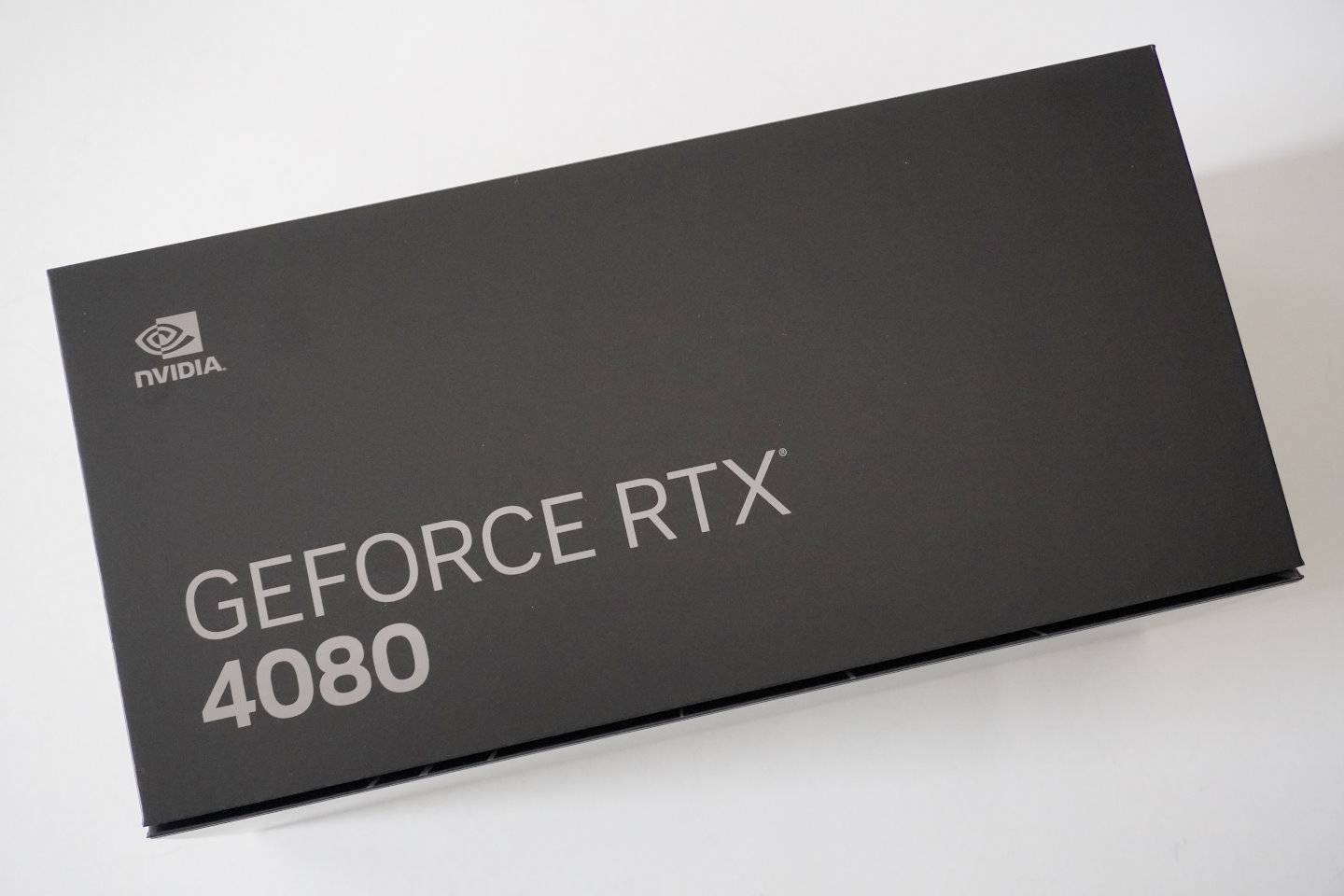 GeForce RTX 4080 Founder Edition的外盒也跟GeForce RTX 4090 Founder Edition几乎一模一样（请参考开箱文）。