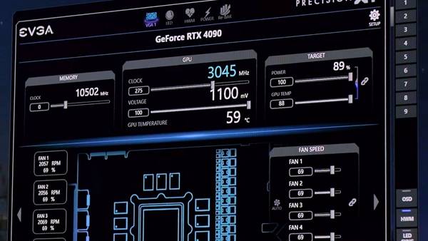 他拿到了 EVGA 没有推出的那款 RTX 4090 FTW3 显卡：电源接口位置独特、可超频 3.0 GHz