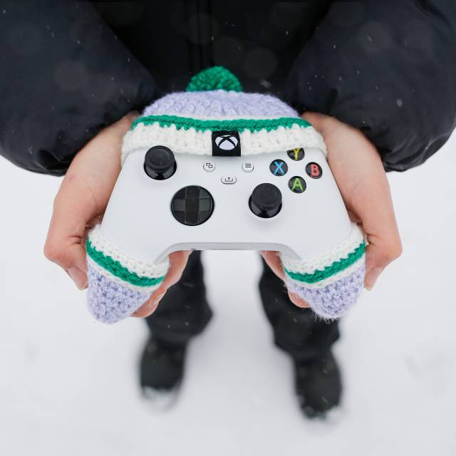 你的Xbox控制器会冷吗？ Xbox英国官方分享超保暖（？） 控制器专用毛帽跟... 那是袜子吗？