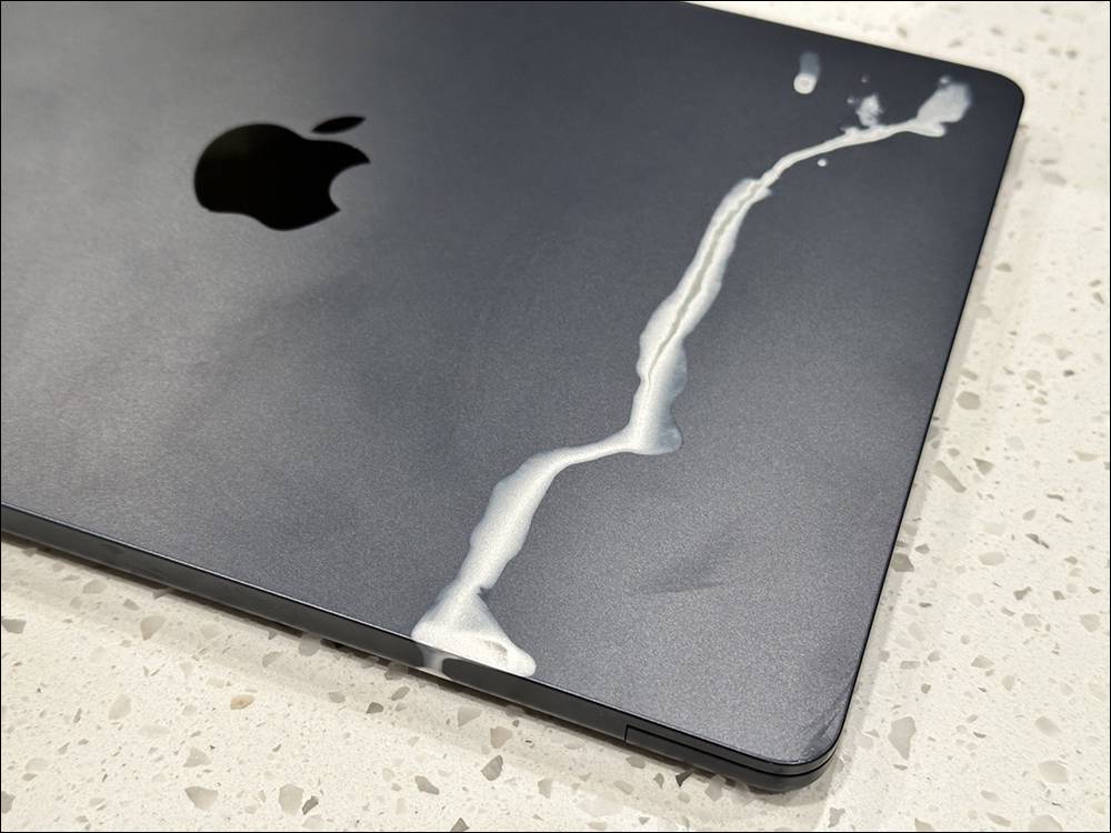 分享 MacBook Air M2 的悲惨遭遇，背盖因为这原因直接「被转印」 - 电脑王阿达