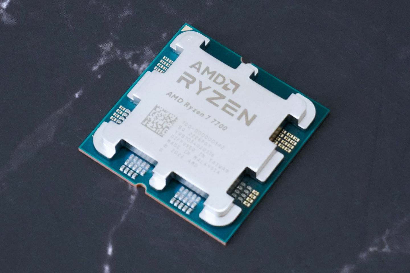 Ryzen 7 7700是8核16绪的处理器，最高Trubo时脉比Ryzen 7 7700X低了100MHz。