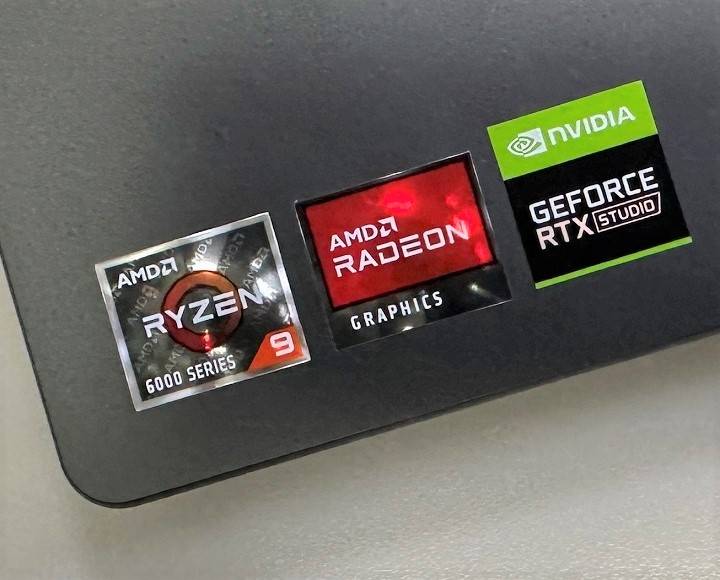 在Yoga Slim 7 Pro X手腕放置处可见AMD Ryzen 9系列处理器的贴纸，及以NVIDIA GeForce RXT贴纸。
