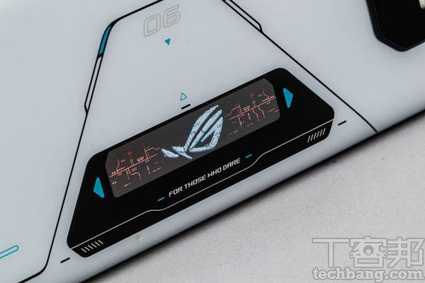 电竞手机华丽外型很重要，ROG Phone 6就搭载了第二屏幕，可以自定义动画显示内容。