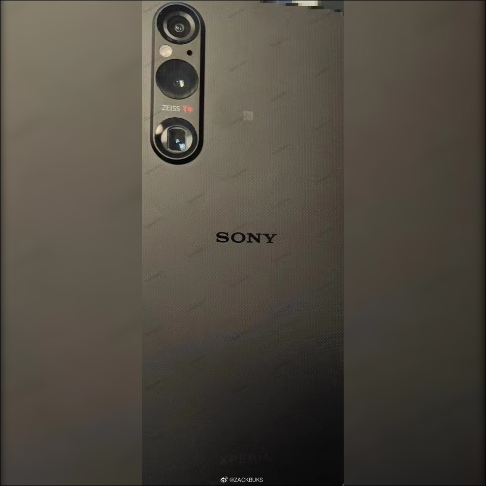 疑似索尼新旗舰 Xperia 1 V 机身背面谍照曝光，传将取消 3D iToF 传感器和 RGB IR 红外线感光元件 - 电脑王阿达