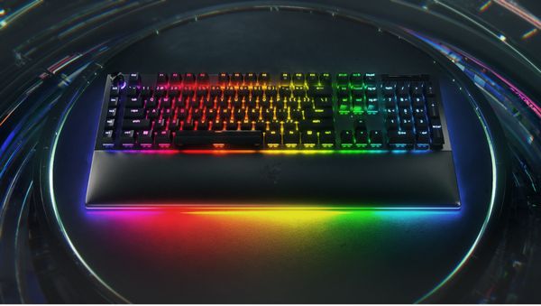 Razer推出BlackWidow V4 Pro电竞键盘， 搭载命令旋钮、专属宏键