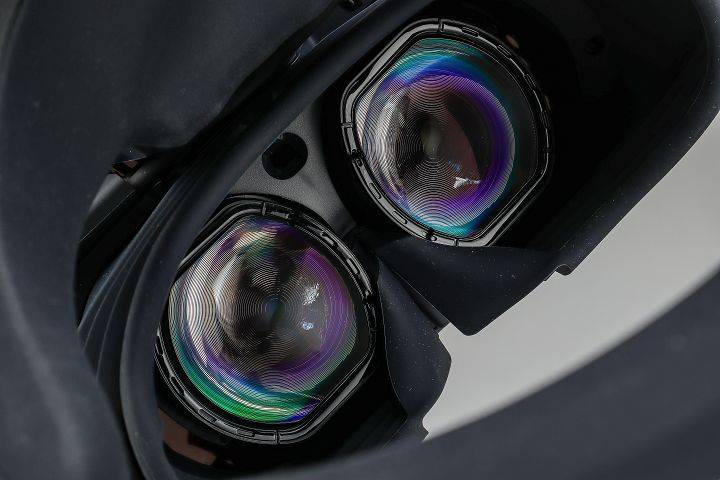 镜头组件除了双眼上方的穿戴传感器外，在菲涅尔镜片外围则围绕一圈 IR LED，用于捕捉用户的眼部动作。
