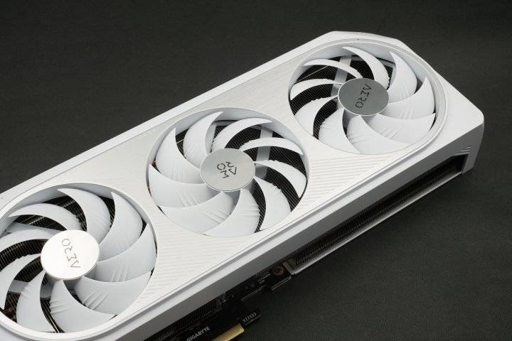 价格、性能、功率都处在最佳甜蜜点的GIGABYTE GeForce RTX 4070 TiAERO OC 12G