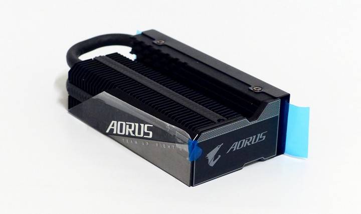 AORUS Gen5 10000 SSD 包装含有 1 组 M.2 Thermal Guard XTREME 散热器，玩家可依据实际需求自行安装。