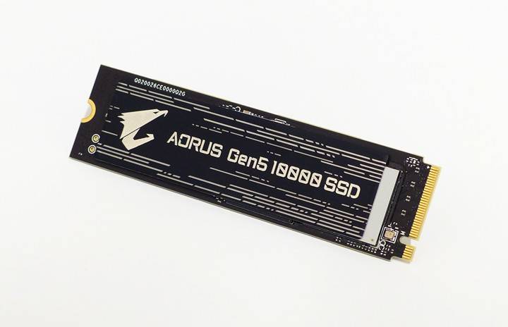 AORUS Gen5 10000 SSD 本体，正面贴着一层内含金属层的标签。