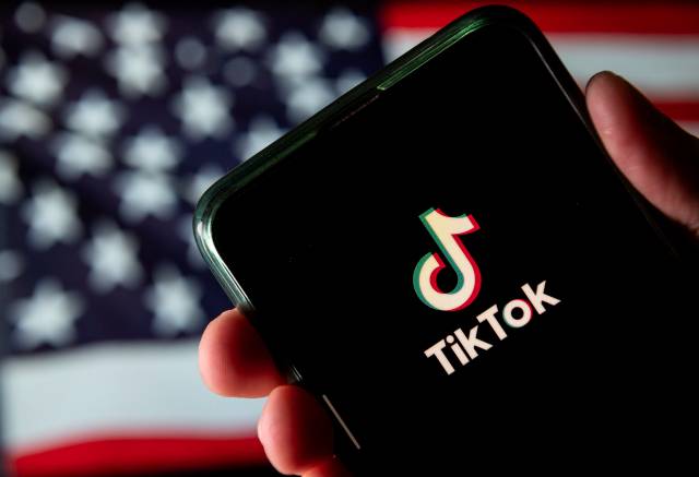 CHINA - 2020/08/11: In this photo illustration the Chinese video-sharing social networking service company, TikTok logo is seen on an Android mobile device with United States of America flag in the background. (Photo Illustration by Budrul Chukrut/SOPA Images/LightRocket via Getty Images)