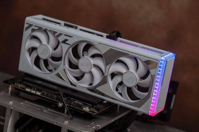 ASUS ROG Strix GeForce RTX 4080 White 潮竞白