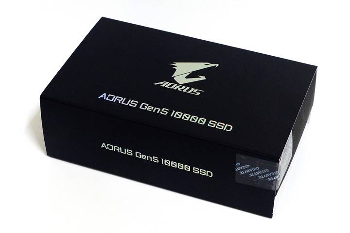 AORUS Gen5 10000 SSD 使用精品级包装，鹰头标志与文字均加上反光干涉烫印。