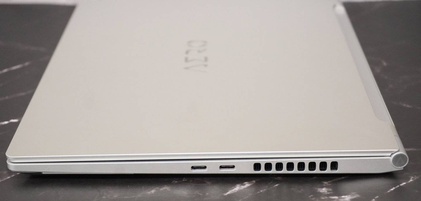 机身右侧提供2组Thunderbolt 4端子，并支持DisplayPort影像输出功能。