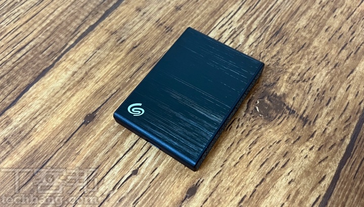 Seagate One Touch SSD 正面采用金属铝材，背面为塑料。