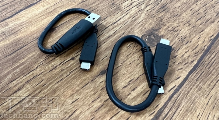 Seagate One Touch SSD 盒装内附 USB-C 转 USB-C，以及 USB Type-A 转 USB-C 连接线各一条。