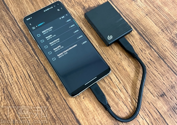 除了 Windows、macOS 之外，多数 Android 手机亦可直接连接 Seagate One Touch SSD，并透过内置的档案管理工具访问文件。