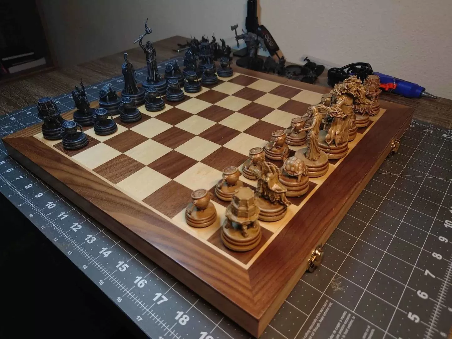 《艾尔登法环》粉丝生日获友人赠送3D打印国际象棋，手工涂装后成为超精致周边