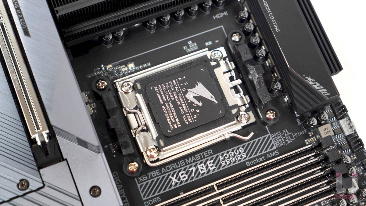 技嘉 X670E AORUS MASTER 主板的 SOCKET SENSE 电压回报设计