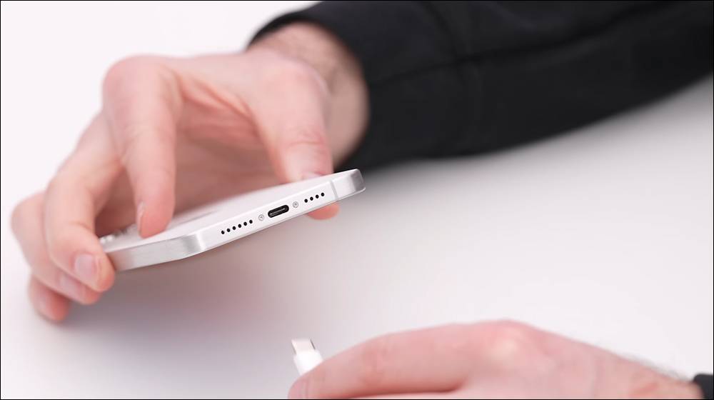 iPhone 15 Pro Max开箱动手玩视频，最新机模揭示更窄屏幕边框、全新Type-C接口、音量键与多功能按钮，传闻配备6倍光学潜望式长焦镜头-电脑王阿达