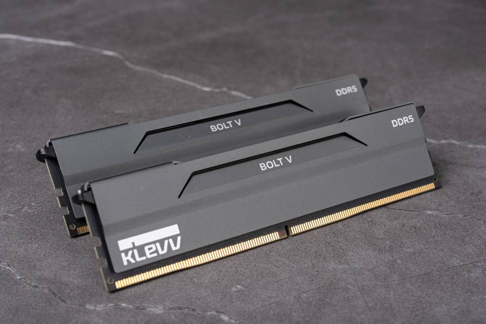 超频小霸王！ KLEVV BOLT V DDR5 6400MT/s 16GBx2 内存开箱测试 / 34mm 高铝制散热片