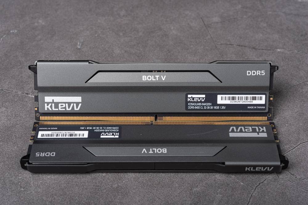 超频小霸王！ KLEVV BOLT V DDR5 6400MT/s 16GBx2 内存开箱测试 / 34mm 高铝制散热片