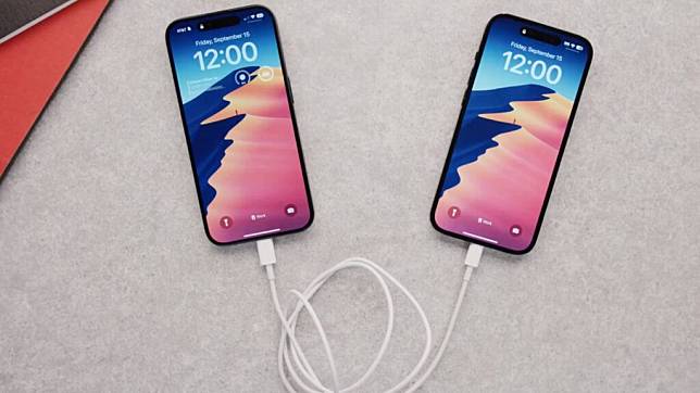 iPhone 15 可用 USB-C 为另一台 iPhone 或 Android 充电吗？