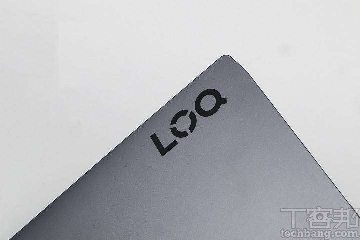 机身上盖左侧的 LOQ 品牌标志，采用低调的黑色印刷。