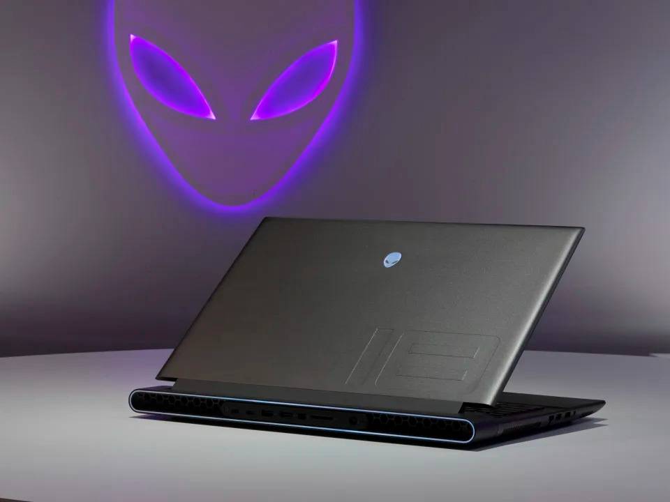 Alienware 的 m18 游戏笔电首发 AMD Radeon RX 7900M GPU