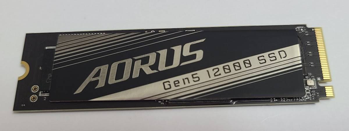 GIGABYTE AORUS Gen5 12000 PCIe 5.0x4 2TB SSD 效能简测