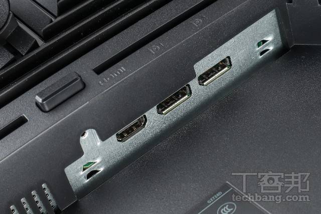 影像接口提供 2 组 DP 及 1 组 HDMI 影像接口，并附有 DP 转 USB-C 线材。