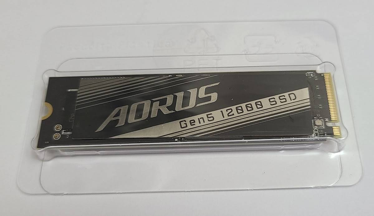 GIGABYTE AORUS Gen5 12000 PCIe 5.0x4 2TB SSD 效能简测