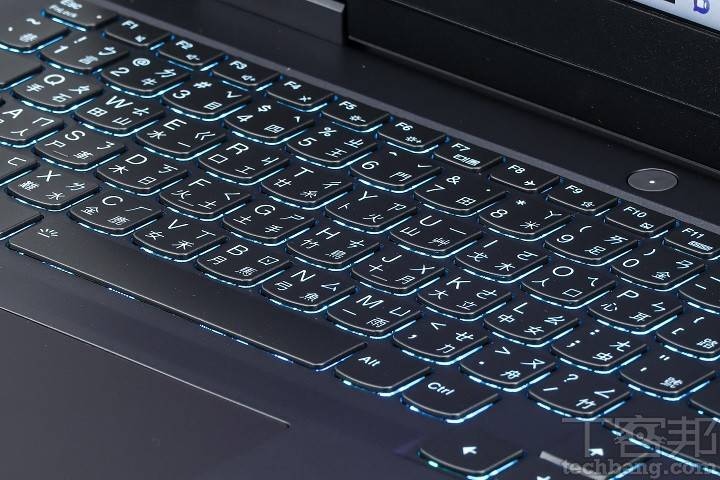 全尺寸键盘，具备 1.5mm 键程设计，并为四区RGB 背光，可透过 Fn+空间键，切换三段亮度。