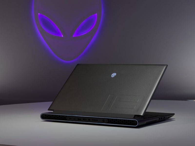 Alienware-m18_06-Custom.jpg