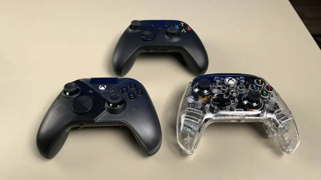 ASUS ROG Raikiri Pro（左）、HyperX Clutch Gladiate（右）及原厂Xbox 无线控制器（后）。