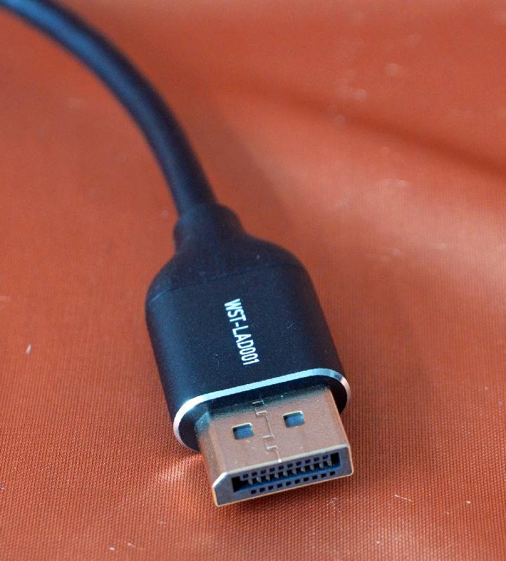 电竞显示器 是使用 DisplayPort 线材比较好？ 还是使用 HDMI 线材？