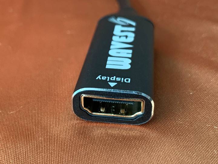 电竞显示器 是使用 DisplayPort 线材比较好？ 还是使用 HDMI 线材？