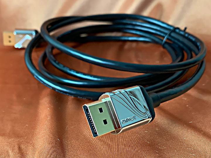 电竞显示器 是使用 DisplayPort 线材比较好？ 还是使用 HDMI 线材？