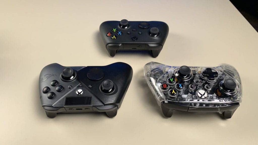 ASUS ROG Raikiri Pro （左）、HyperX Clutch Gladiate（右）及原厂 Xbox 无线控制器（后）。