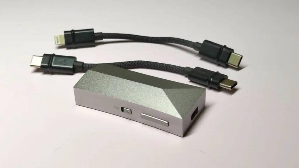 采用了可拆卸的 USB 线，并附设 USB Type-C、Lightning 两种规格