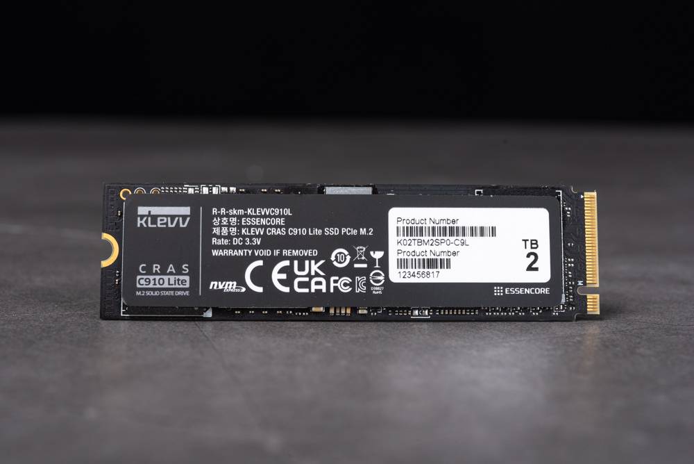 KLEVV CRAS C910 Lite 2TB SSD 开箱测试 / 无散热片， 最大 4TB 的游戏性价盘