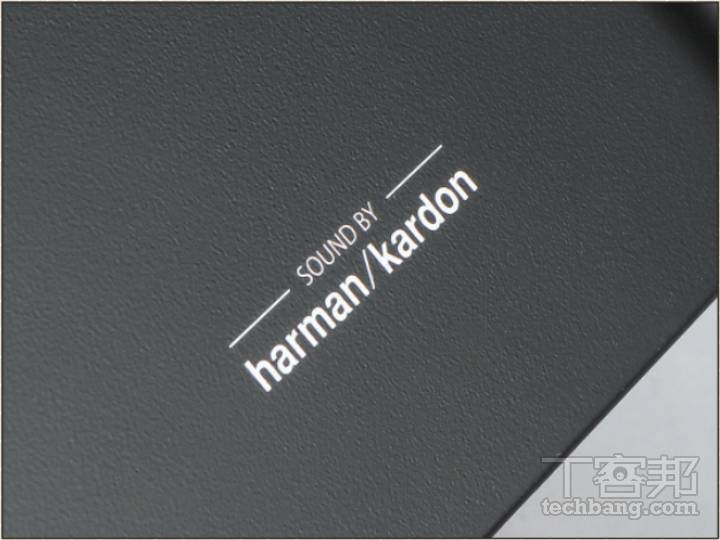 扬声喇叭搭载 2 组 Harman Kardon 扬声器，亦可当作蓝牙喇叭使用。