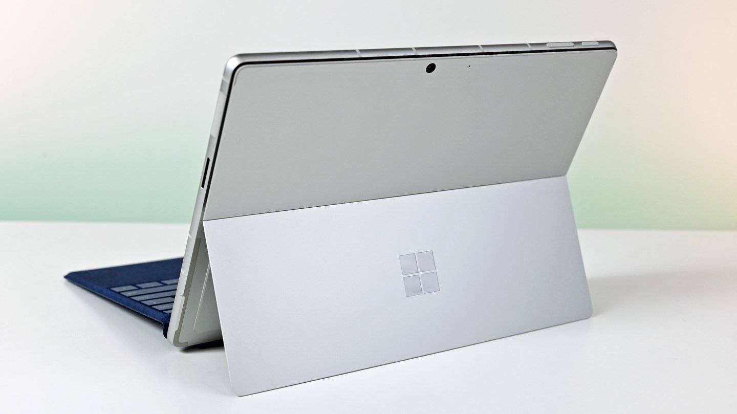 微软重设计 Surface Laptop 6，窄边框、AI 加持，对标 MacBook Air