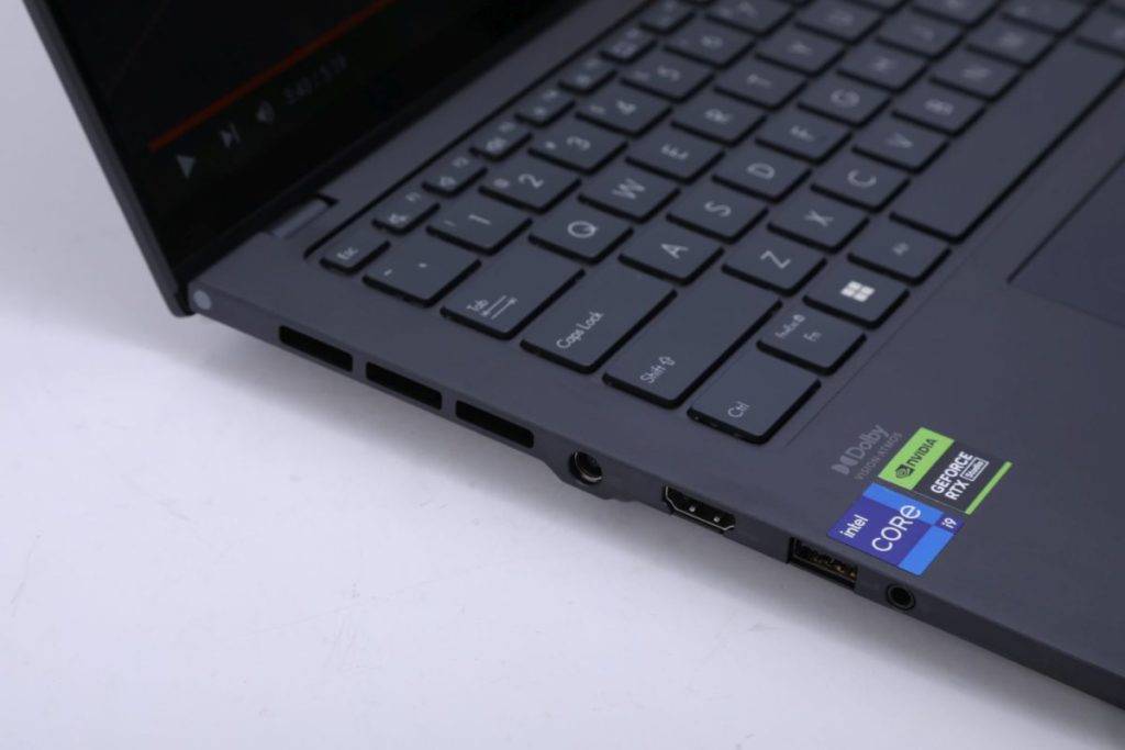 因为 Zenbook Pro 14 OLED 配备 RTX 4070 显卡，会需要更高的供电功率才能发挥真正的效能。 如果单纯以 USB-C Thunderbolt 100W 供电，虽然还可以使用，但效能当然会打折扣。