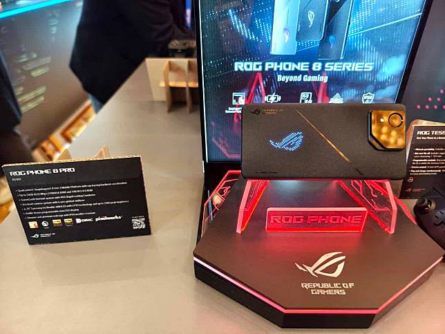 ROG Phone 8 / 8 Pro 外形 手感 设计 规格开箱评测 + 与 ROG Phone 7 比对