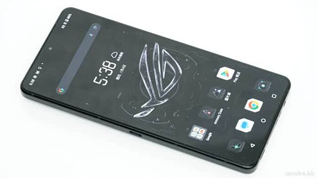 ROG Phone 8 / 8 Pro 外形 手感 设计 规格开箱评测 + 与 ROG Phone 7 比对
