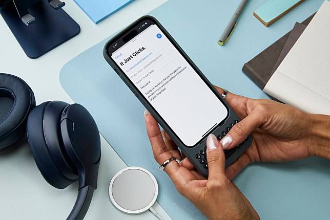 Clicks 为 iPhone 加入 Blackberry 式实体键盘