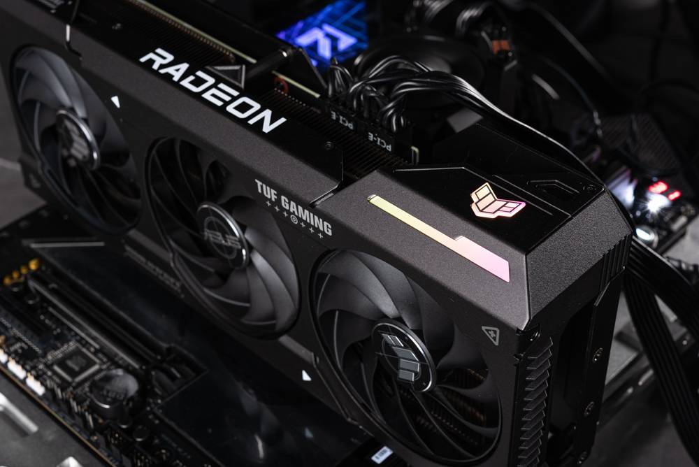 TUF Gaming RX 7600 XT OC 16GB 测试报告 / 加大内存好追光