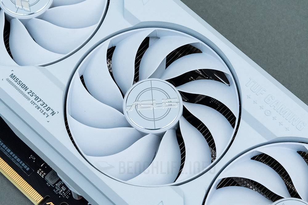 极致化背插式设计，ASUS TUF Gaming GeForce RTX 4070 Ti Super BTF White OC Edition 实测