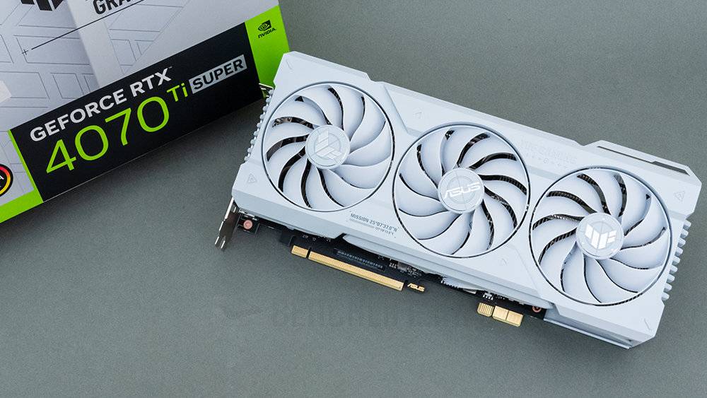 极致化背插式设计，ASUS TUF Gaming GeForce RTX 4070 Ti Super BTF White OC Edition 实测